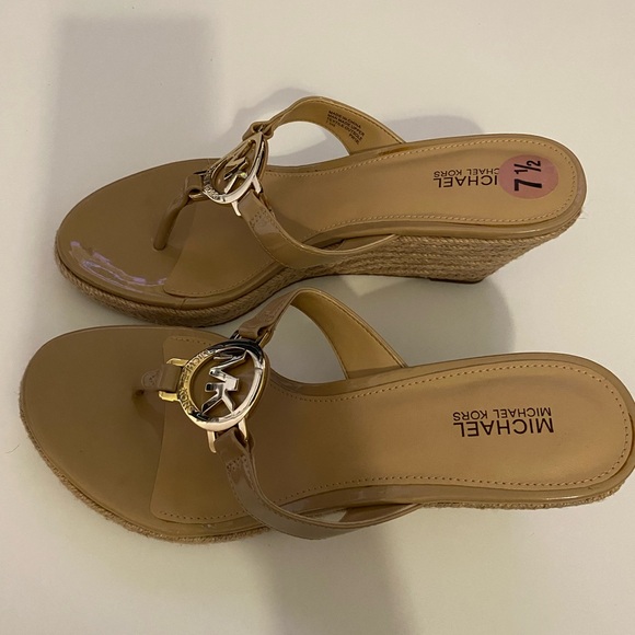 MICHAEL KORS WOMEN'S THONG WEDGE SANDALS SIZE 7.5 BEIGE W/GOLD LOGO - Picture 5 of 11